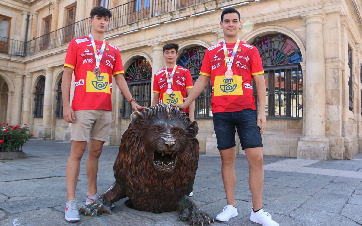 Álex Lodos, Darío Sanz y Antonio Martínez saborean el éxito de ser bronce en el Campeonato de Europa juvenil de balonmano