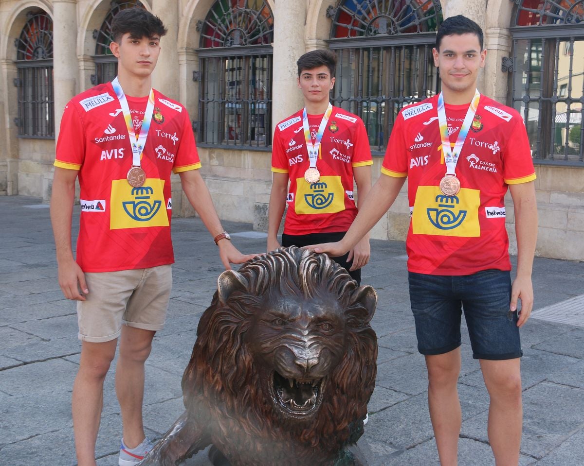 Álex Lodos, Darío Sanz y Antonio Martínez saborean el éxito de ser bronce en el Campeonato de Europa juvenil de balonmano