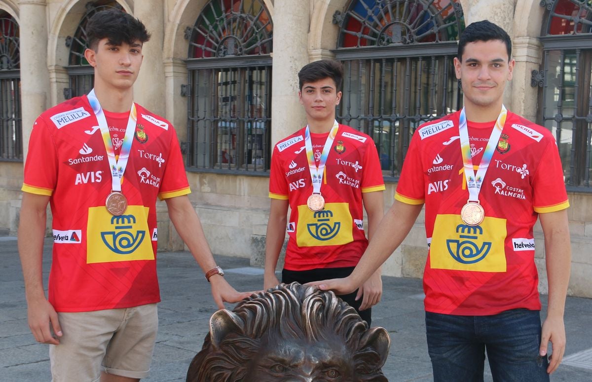 Álex Lodos, Darío Sanz y Antonio Martínez saborean el éxito de ser bronce en el Campeonato de Europa juvenil de balonmano