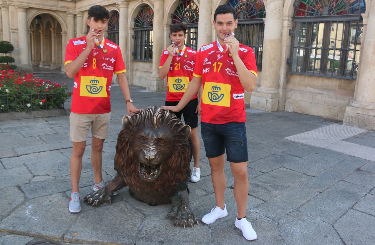 Álex Lodos, Darío Sanz y Antonio Martínez saborean el éxito de ser bronce en el Campeonato de Europa juvenil de balonmano