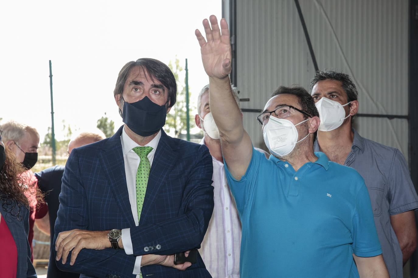 El consejero de Fomento y Medio Ambiente, Juan Carlos Suárez-Quiñones, visita la fábrica 'León Brezo Ecológico' en Brañuelas. Le acompañan, el presidente de la Diputación, Eduardo Morán y la alcaldesa del municipio, Carolina López