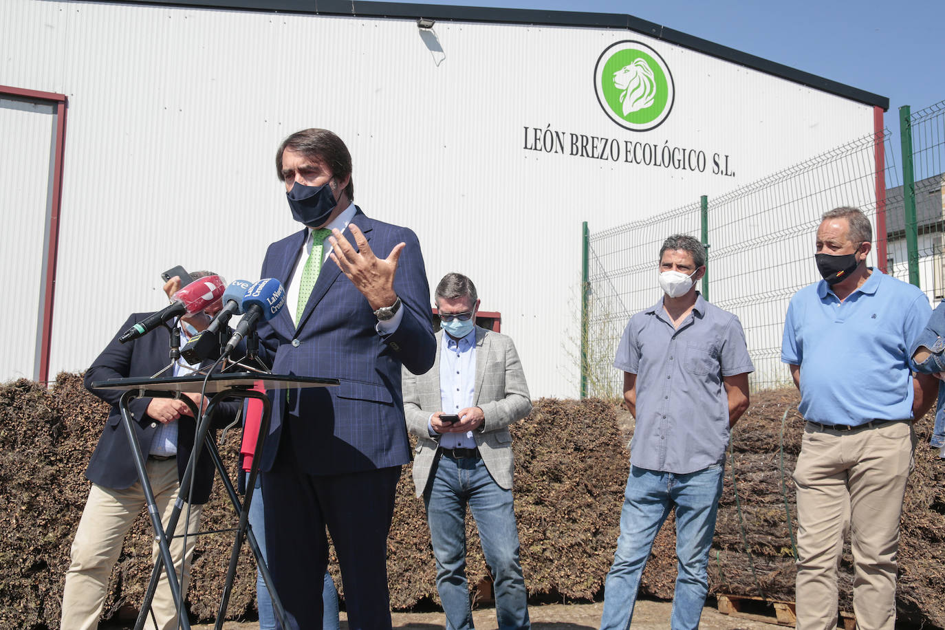 El consejero de Fomento y Medio Ambiente, Juan Carlos Suárez-Quiñones, visita la fábrica 'León Brezo Ecológico' en Brañuelas. Le acompañan, el presidente de la Diputación, Eduardo Morán y la alcaldesa del municipio, Carolina López