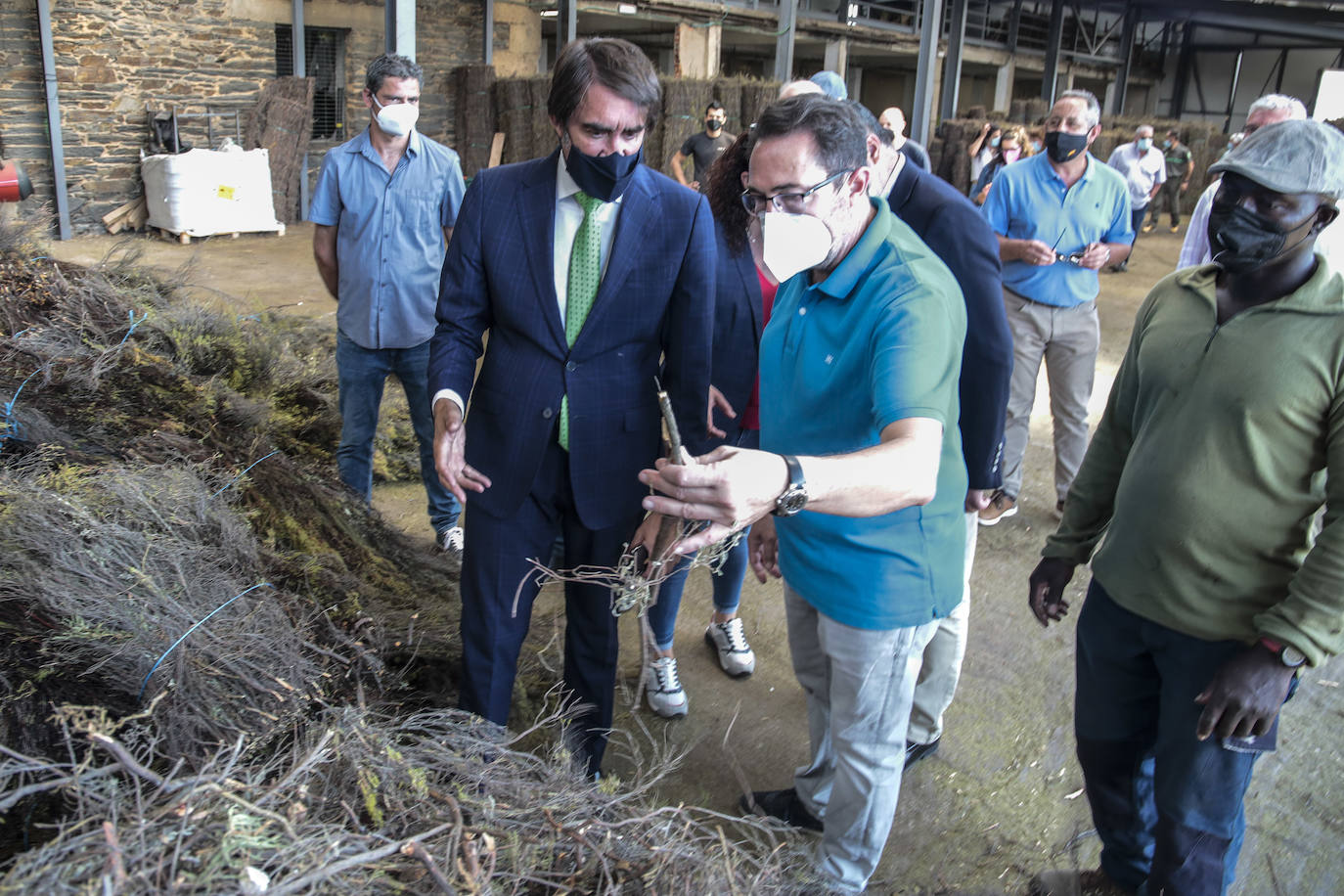 El consejero de Fomento y Medio Ambiente, Juan Carlos Suárez-Quiñones, visita la fábrica 'León Brezo Ecológico' en Brañuelas. Le acompañan, el presidente de la Diputación, Eduardo Morán y la alcaldesa del municipio, Carolina López