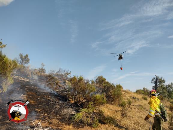 Dos helicópteros y varios medios terrestres luchan contra un incendio en Riocastrillo de Ordás