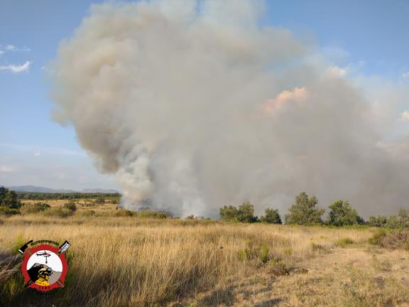 Dos helicópteros y varios medios terrestres luchan contra un incendio en Riocastrillo de Ordás