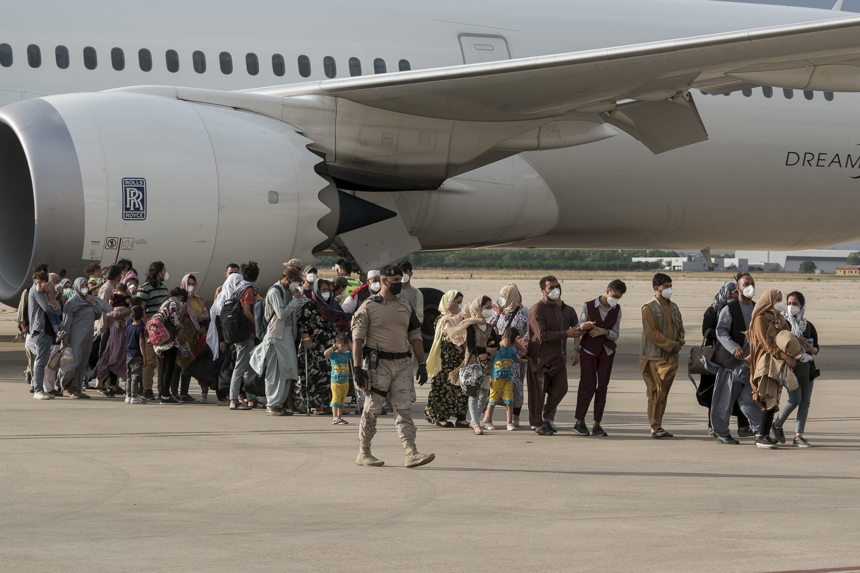 Ciudadanos afganos consiguen llegar a territorio 'libre' después de no pocas penurias para intentar alcanzar un avión de rescate. Son las dos caras de la moneda, el sufrimiento de quienes se quedan en territorio talibán y el alivio de aquellos que logran pisar territorio libre.