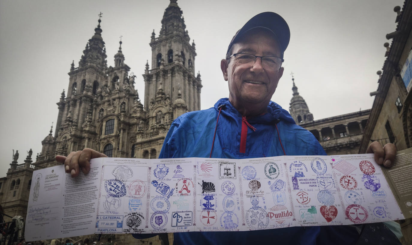 Luis, que acaba de superar un cáncer de laringe y una rehabilitación devastadora, muestra orgulloso la credencial con los sellos que acreditan las diversas etapas del Camino. Emocionado aún, le falta tiempo para dar la noticia a sus amigos, que le felicitan desde Vilanova i la Geltrú.