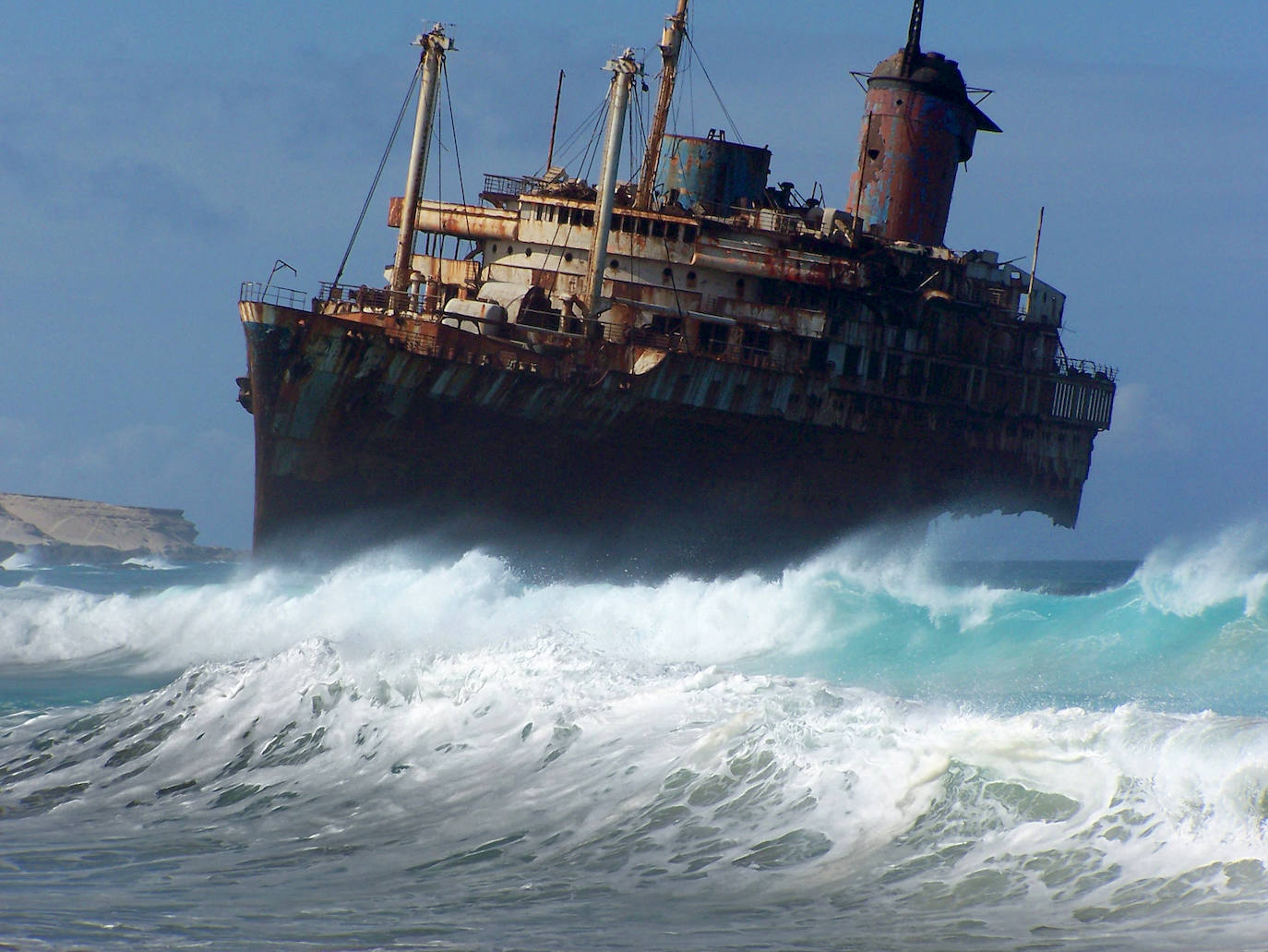 1. El Barco Fantasma de Fuerteventura (Playa de Garcey). El S. S. América fue quebrado por la mitad frente a la costa canaria por un brutal temporal que lo azotó el día 15 de enero de 1994. La tripulación fue rescatada en helicóptero y el buque encalló para siempre.