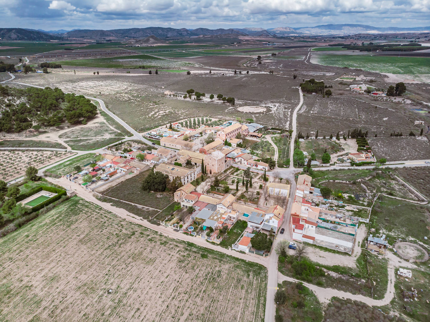 8.La Colonia de Sta. Eulalia ( Sax y Villena, Alicante). Ha pasado a la historia por enmarcarse dentro de lo que se llamó el «socialismo utópico", una suerte de comunidad organizada equitativa y democráticamente. Llegó a ser casi autosuficiente. Un teatro, un economato, una fábrica de harinas, otra de alcohol, administración de correos, jardines, almacenes, escuela, estación de ferrocarril, un casino, el palacio de los condes. En la mansión, todavía se distinguen las dependencias: el salón, el despacho, la biblioteca, las 12 habitaciones y el patio central. Se encuentra entre Sax y Villena, en Alicante.