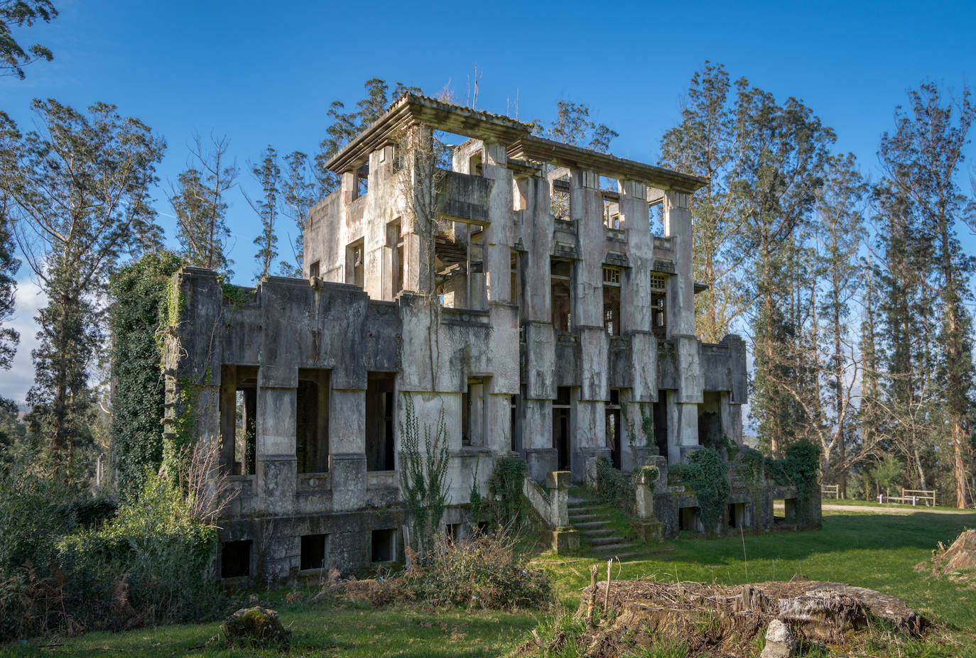 14.Sanatorio de Cesuras en A Coruña (Galicia). Se proyectó en 1920 en Oza-Cesuras y estaba rodeado de un bosque de pinos y eucaliptos: el Parque del Sanatorio. La obra se paralizó en 1931 y del bosque de pinos y eucaliptos solo sigue en pie el edificio.