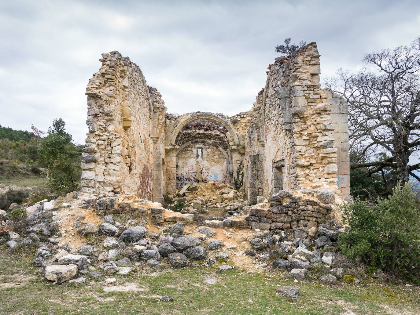 15. El pueblo paranormal de Ochate (Burgos). Se volvió muy popular en los años 80 cuando salió publicado en un artículo de la revista desaparecida Mundo Desconocido. Por aquel entonces ya estaba abandonado y la foto que acompañaba el texto mostraba un ovni sobrevolando los alrededores del pueblo. Desde entonces, los seguidores de lo paranormal lo convirtieron en un lugar de peregrinación.