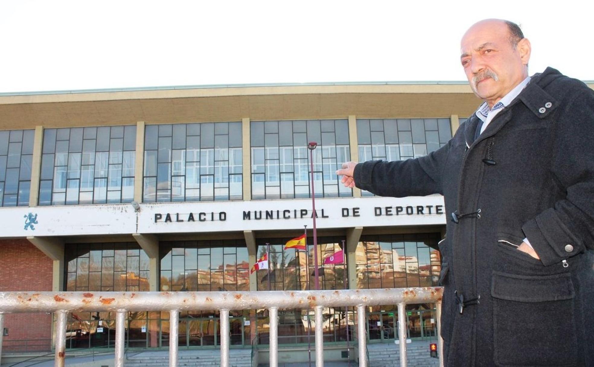 Caño, semanas después de su jubilación, a la puertas del Palacio Municipal de los Deportes de León. 