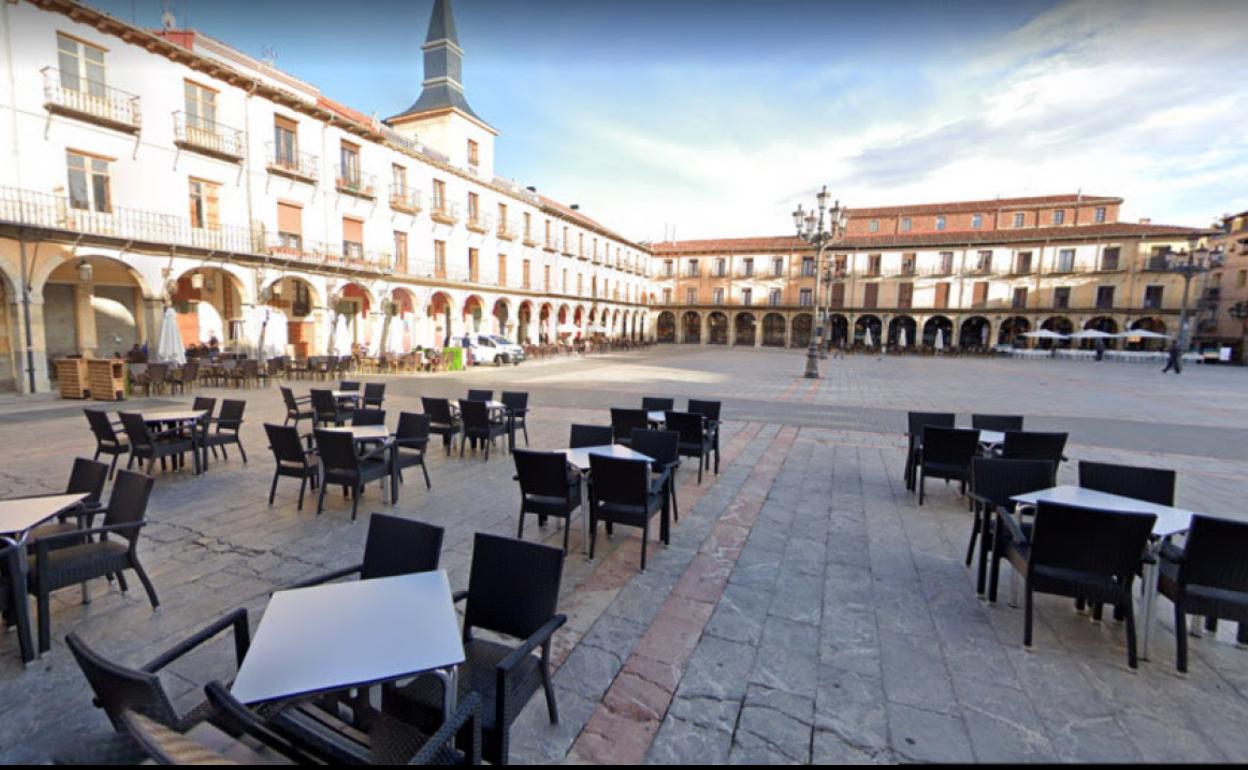 Una terraza de la Plaza Mayor de León.