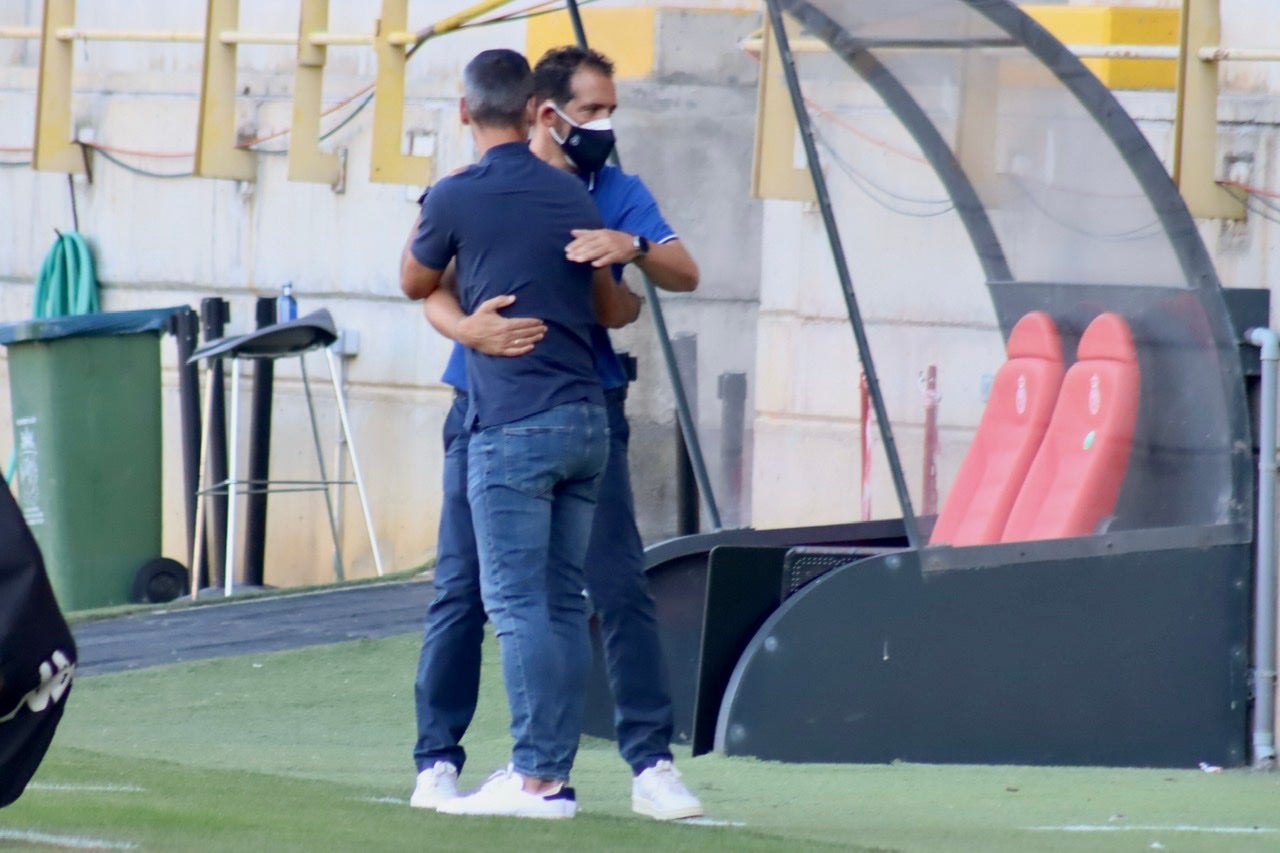 La Cultural y Deportiva Leonesa estrena la temporada ante el Rayo Majadahonda en el Reino de León. Gran entrada, gran ambiente y un intenso viernes de fútbol en el coliseo leonés. 