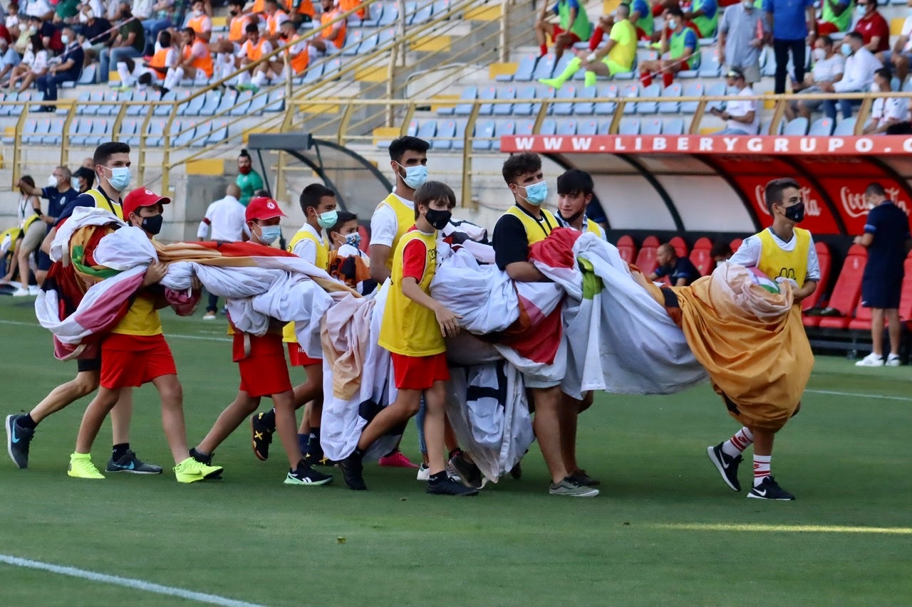 La Cultural y Deportiva Leonesa estrena la temporada ante el Rayo Majadahonda en el Reino de León. Gran entrada, gran ambiente y un intenso viernes de fútbol en el coliseo leonés. 