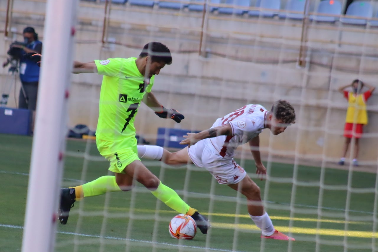 La Cultural y Deportiva Leonesa estrena la temporada ante el Rayo Majadahonda en el Reino de León. Gran entrada, gran ambiente y un intenso viernes de fútbol en el coliseo leonés. 