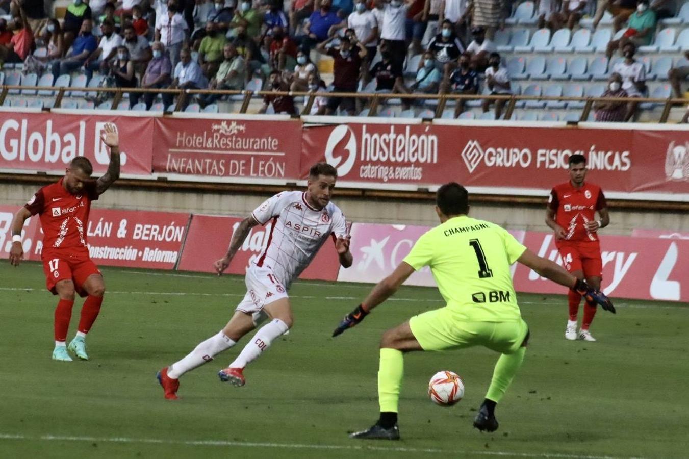 La Cultural y Deportiva Leonesa estrena la temporada ante el Rayo Majadahonda en el Reino de León. Gran entrada, gran ambiente y un intenso viernes de fútbol en el coliseo leonés. 