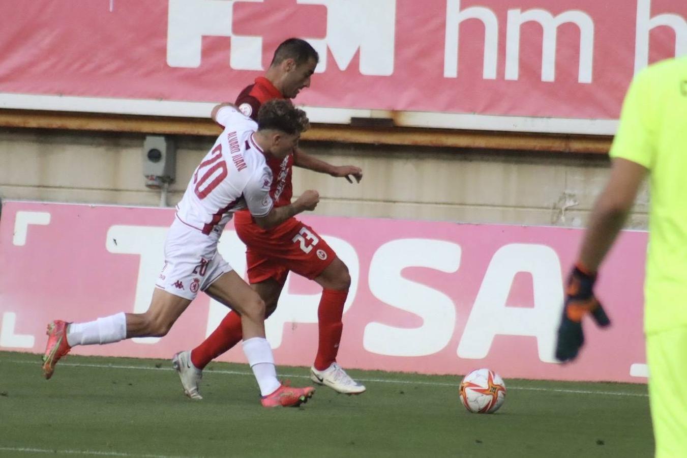 La Cultural y Deportiva Leonesa estrena la temporada ante el Rayo Majadahonda en el Reino de León. Gran entrada, gran ambiente y un intenso viernes de fútbol en el coliseo leonés. 