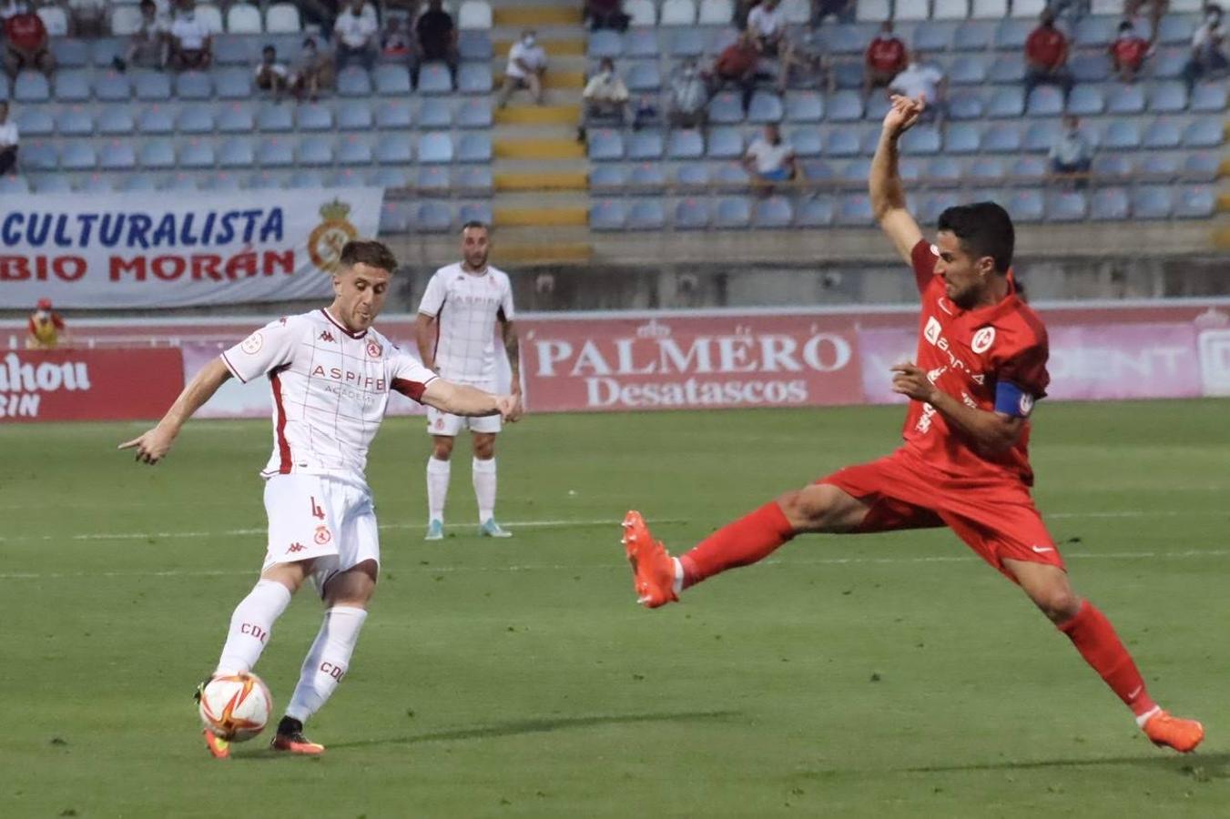 La Cultural y Deportiva Leonesa estrena la temporada ante el Rayo Majadahonda en el Reino de León. Gran entrada, gran ambiente y un intenso viernes de fútbol en el coliseo leonés. 