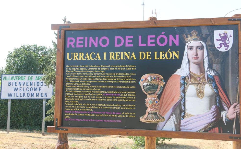 Uno de los carteles que lucen en Villaverde de Arcayos.