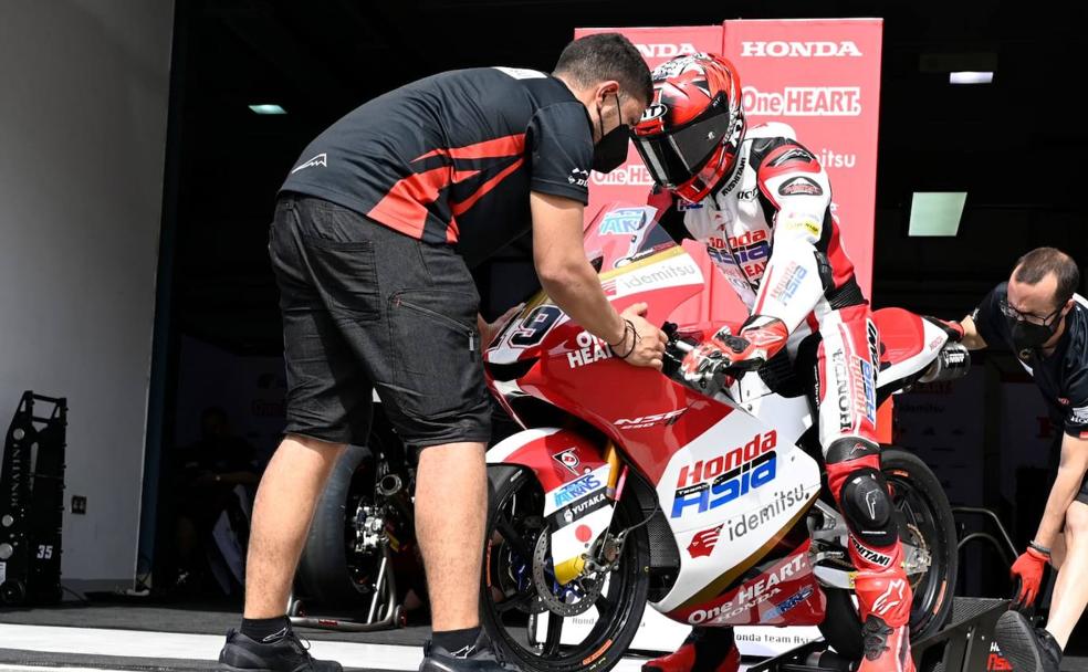 Antonio en el taller de Honda Team Asia, trabajando con la moto de Andi Farid. 