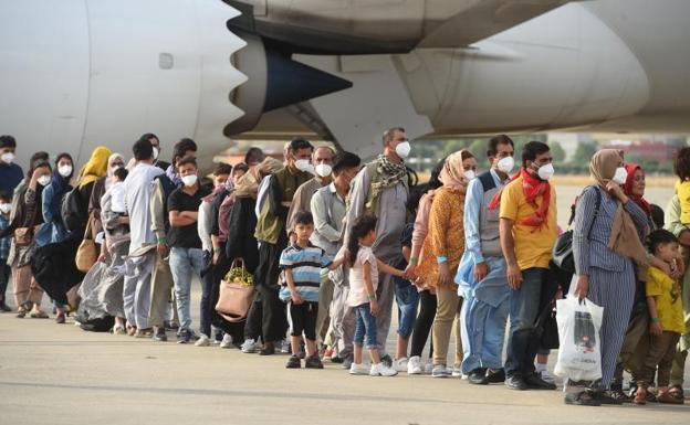 Afganos esperan a ser evacuados. 