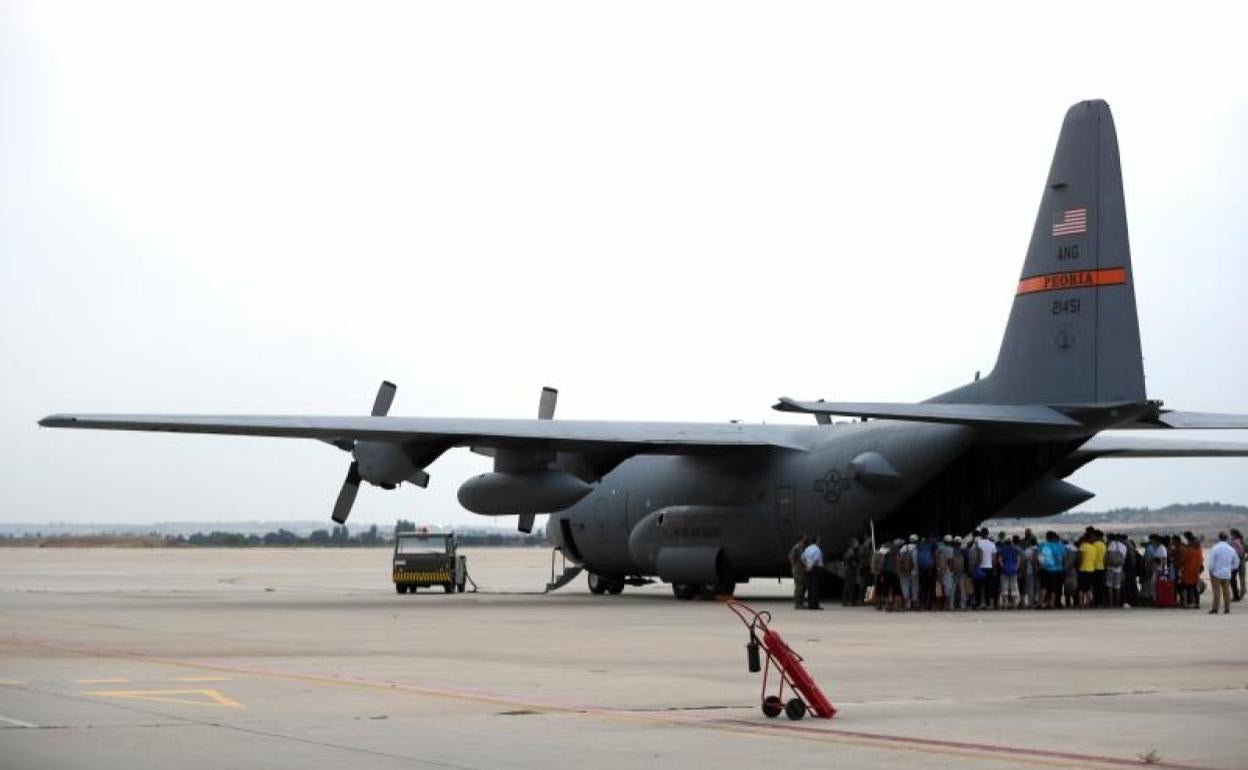 Aterriza en Rota el primer vuelo estadounidense con 400 afganos evacuados