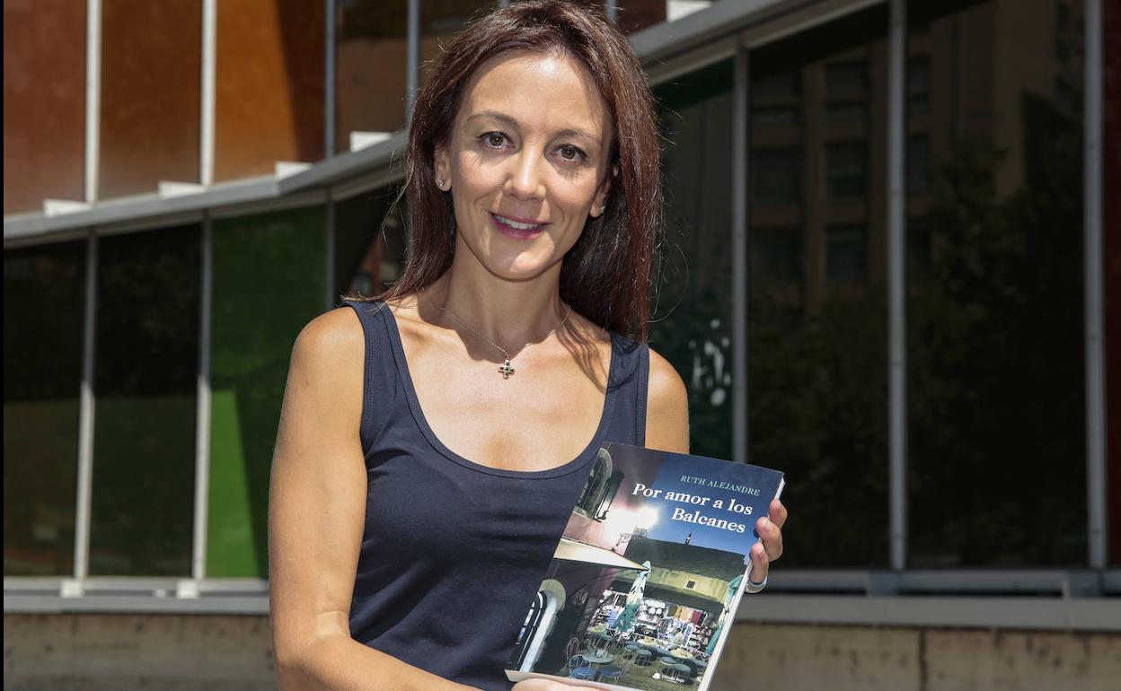 La periodista y escritora leonesa, Ruth Alejandre, presenta su libro 'Por amor a los Balcanes'