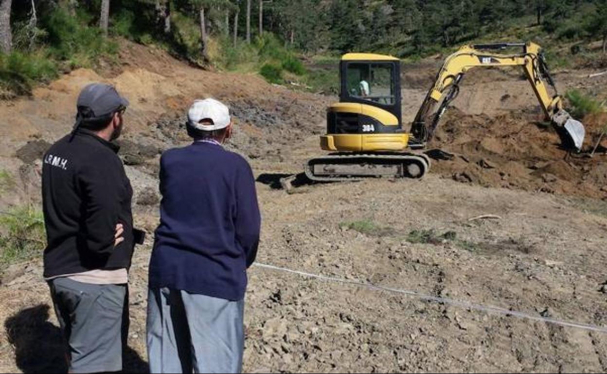 Imagen de archivo de la Asociación buscando fosas comunes. 