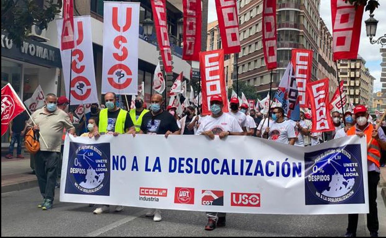 Manifestación de los trabajadores de LM por las calles de Ponferrada. 