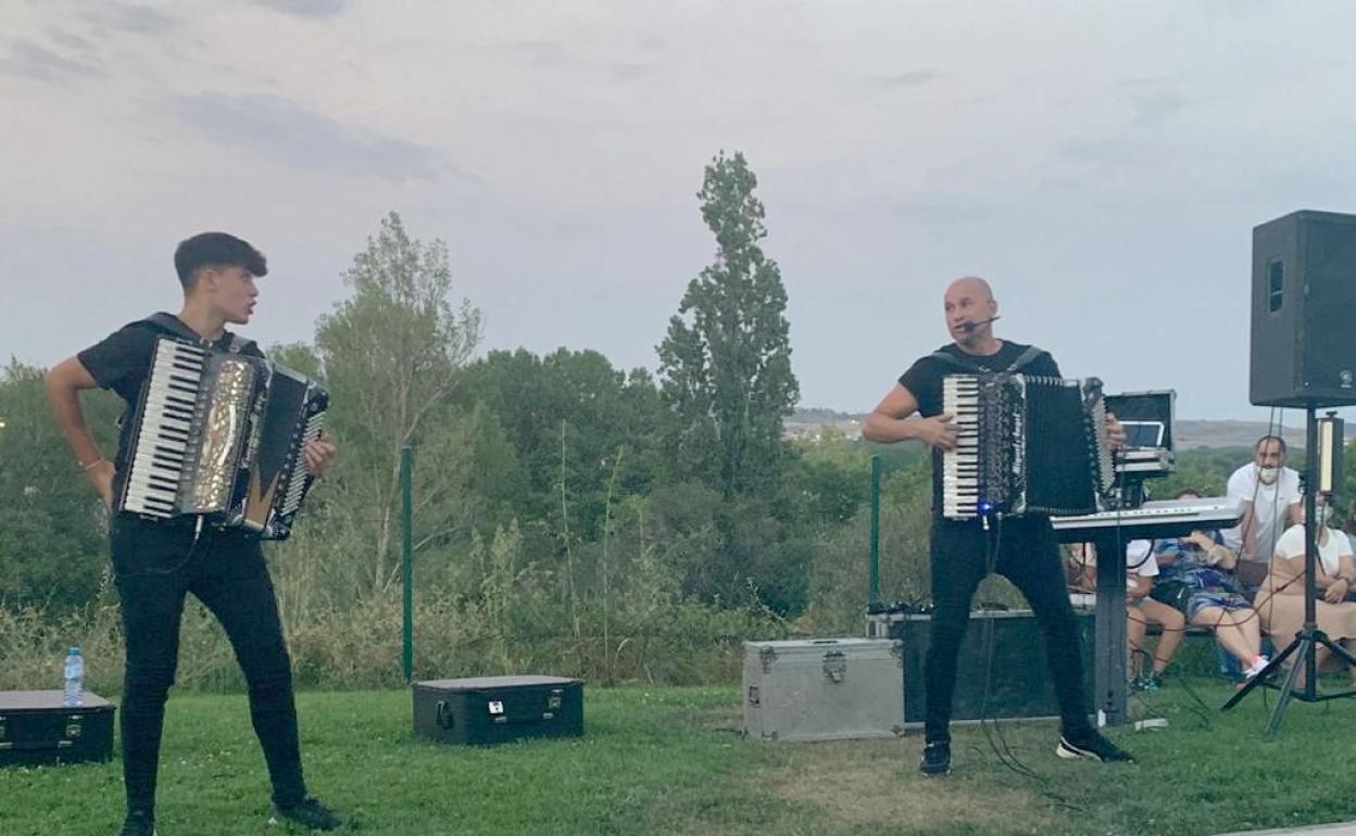 Miguel e Isma, durante su actuación. 