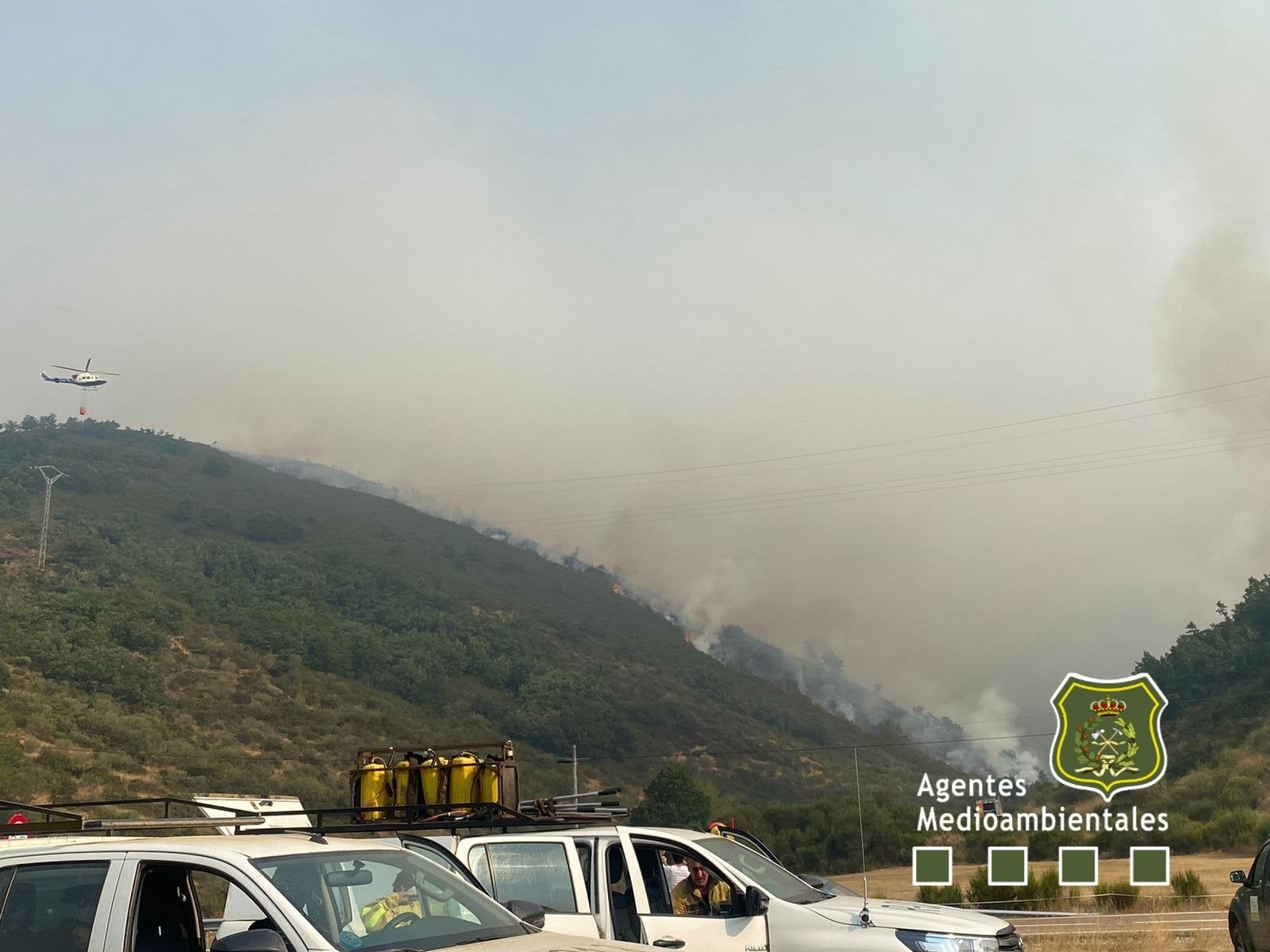 Medios aéreos y terrestres trabajan en las labores de extinción del incendio, cuyo origen se investiga, declarado en la madrugada de este lunes en el denominado Valle Estremero, e ntre los municipios leoneses de Riaño y Boca de Huérgano.