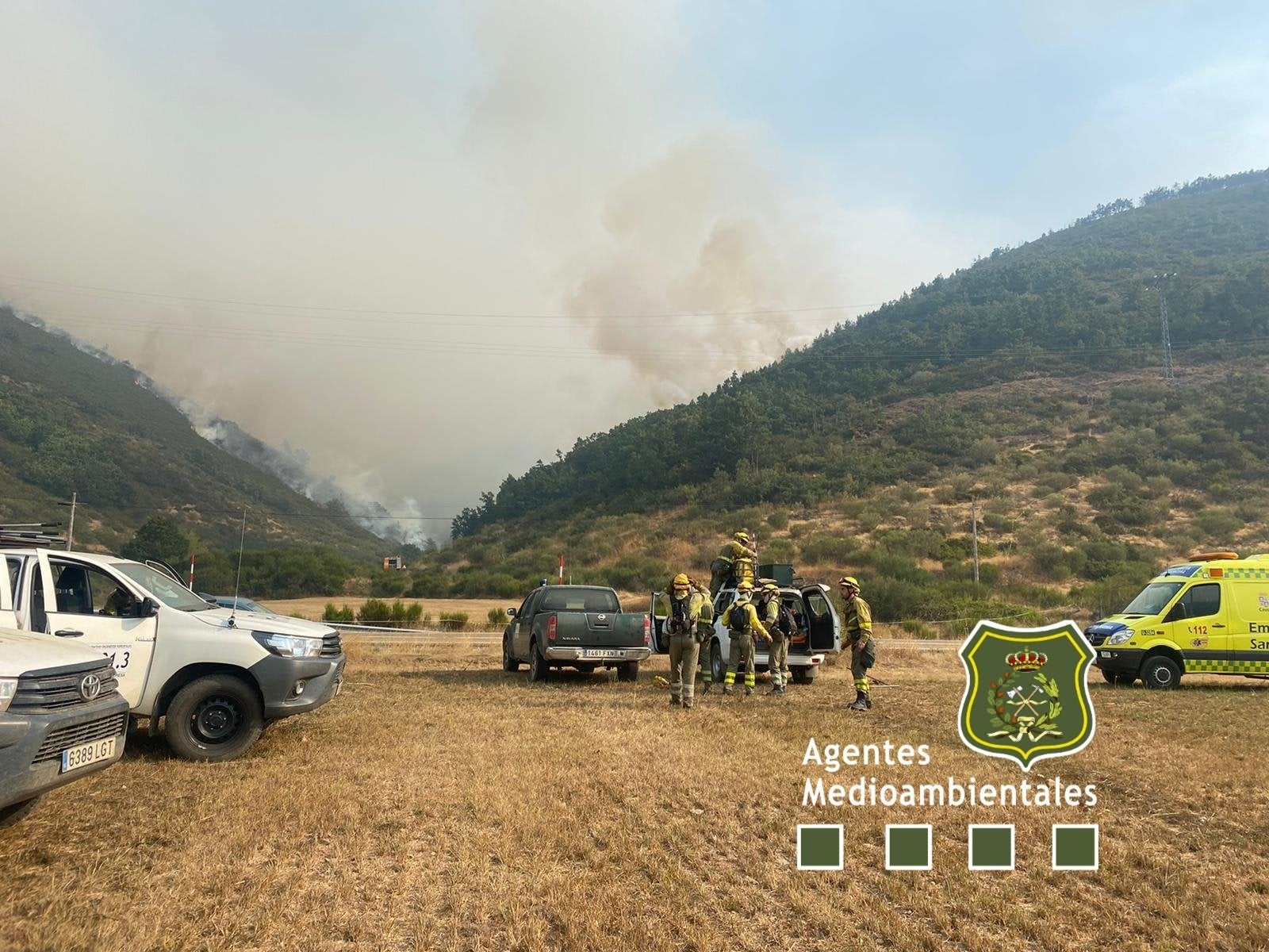 Medios aéreos y terrestres trabajan en las labores de extinción del incendio, cuyo origen se investiga, declarado en la madrugada de este lunes en el denominado Valle Estremero, e ntre los municipios leoneses de Riaño y Boca de Huérgano.