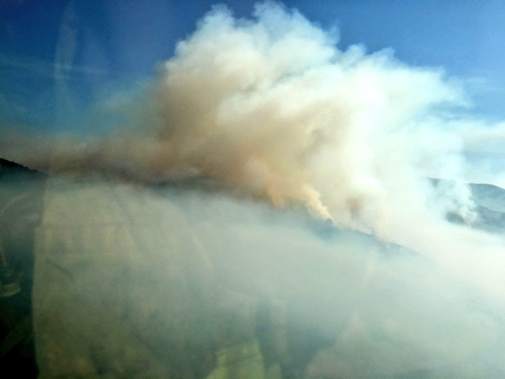 Medios aéreos y terrestres trabajan en las labores de extinción del incendio, cuyo origen se investiga, declarado en la madrugada de este lunes en el denominado Valle Estremero, e ntre los municipios leoneses de Riaño y Boca de Huérgano.