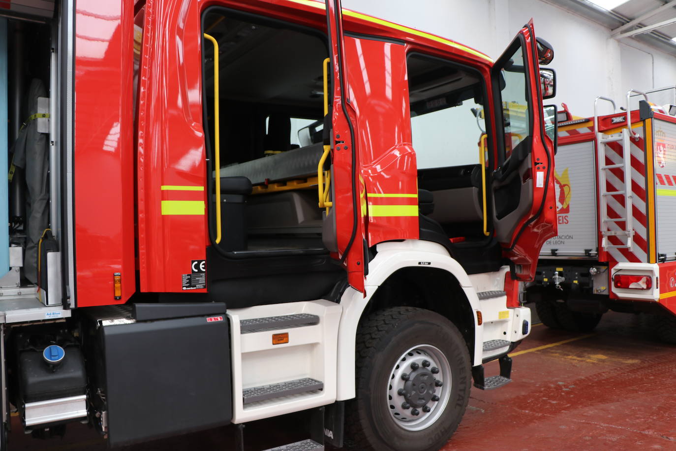 Fotos: El arsenal de bomberos espera paciente en una nave