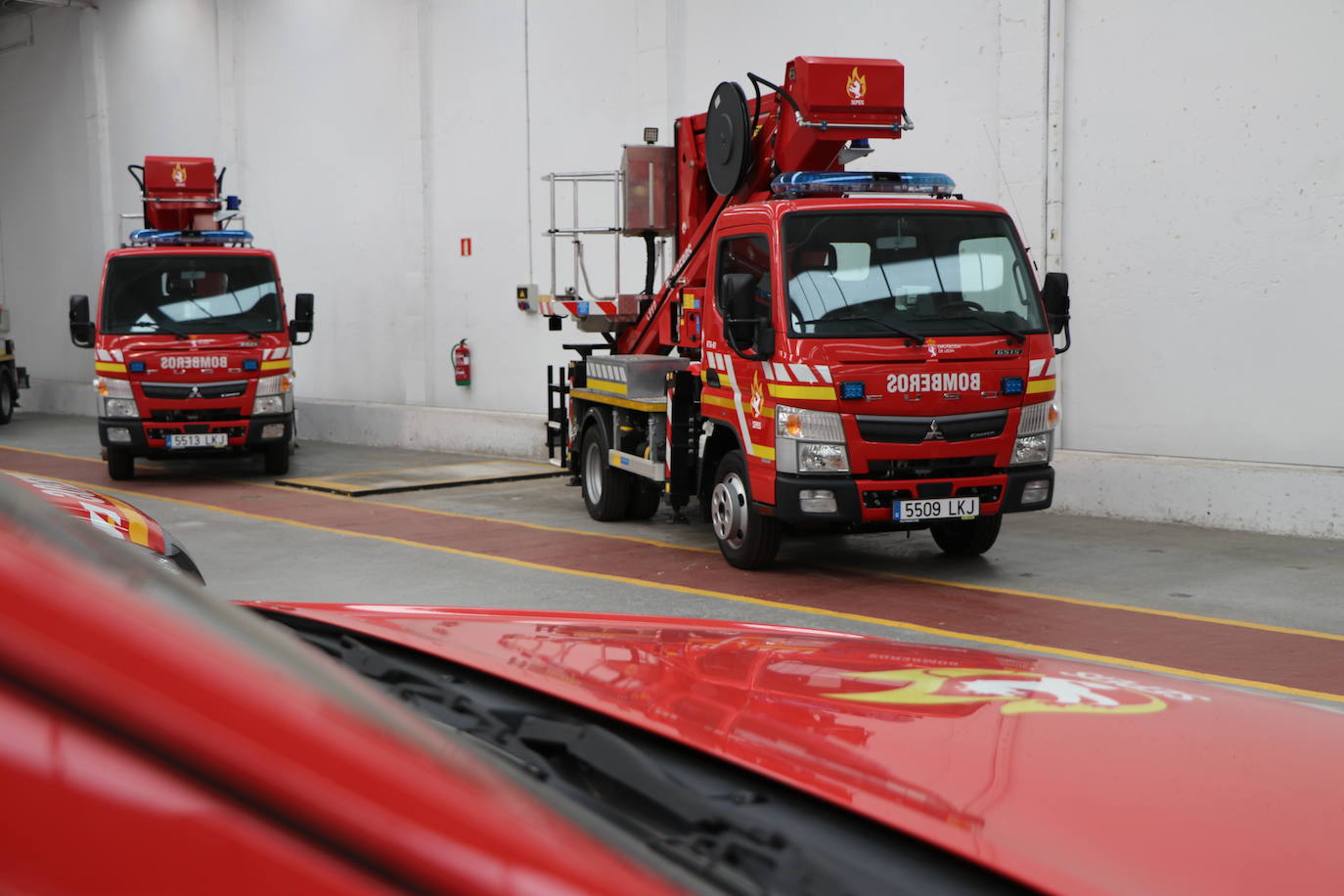 Fotos: El arsenal de bomberos espera paciente en una nave