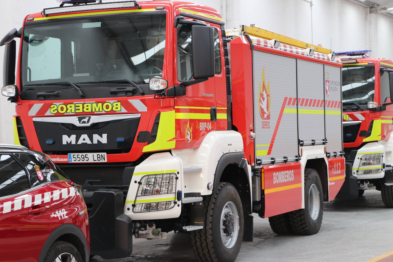 Fotos: El arsenal de bomberos espera paciente en una nave