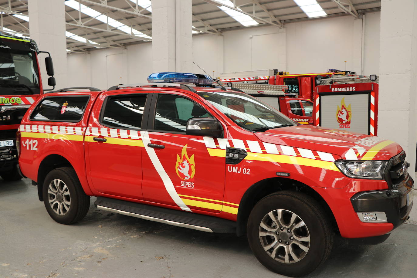 Fotos: El arsenal de bomberos espera paciente en una nave