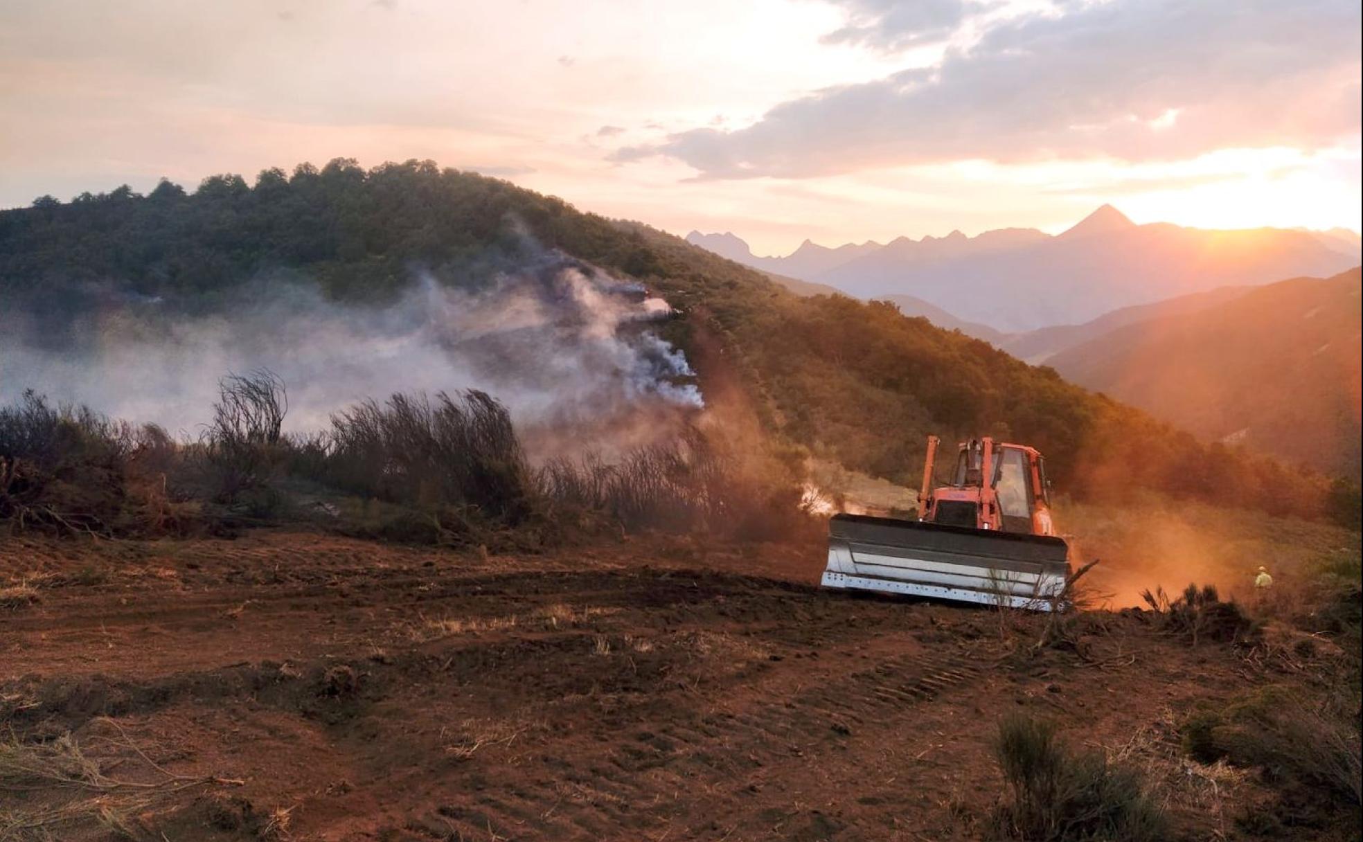 Un buldozer avanza en la elaboración de un cortafuegos en el Valle de Estremero.