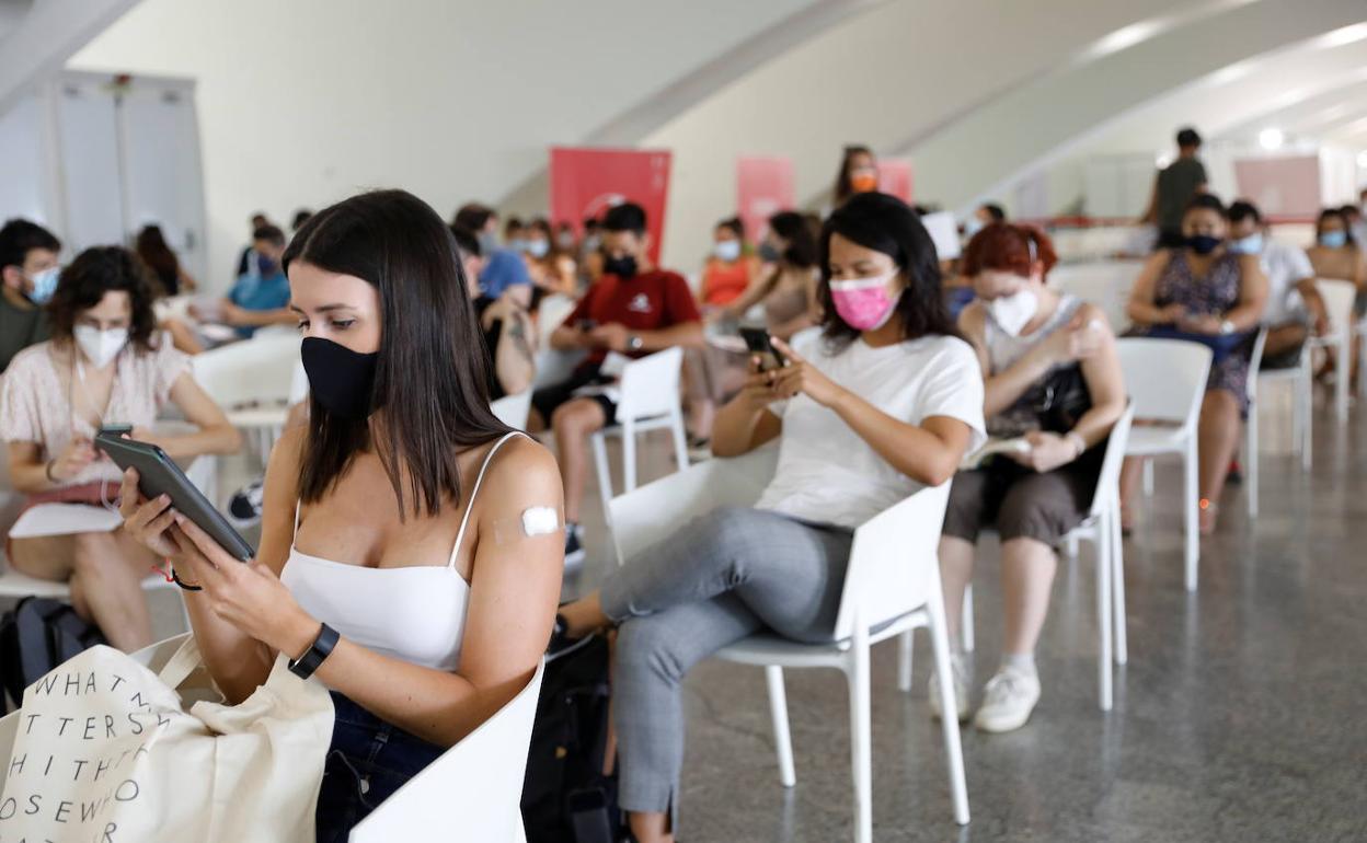 Jóvenes vacunados en Valencia.