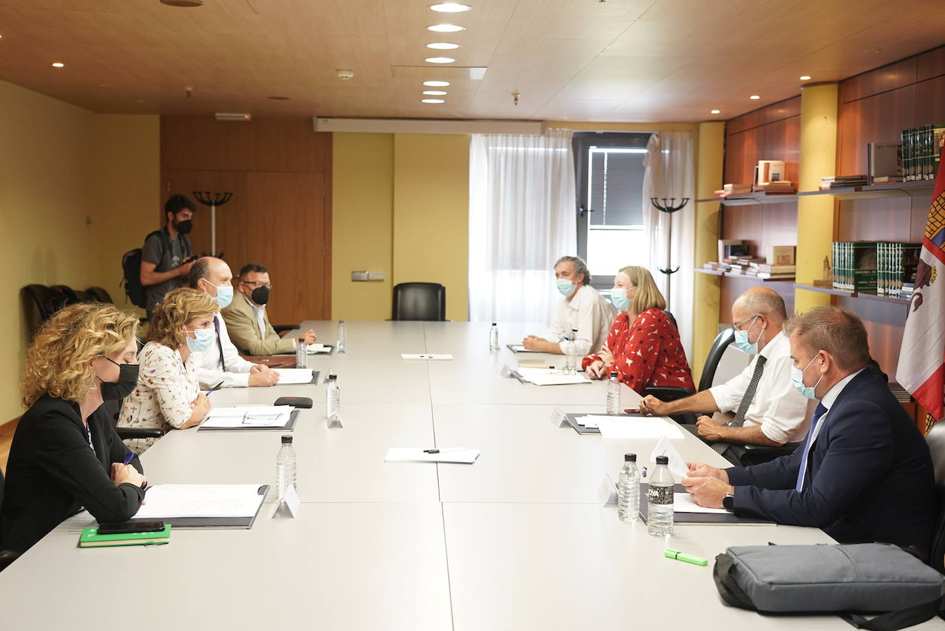 El vicepresidente, portavoz y consejero de Transparencia, Ordenación del Territorio y Acción Exterior, Francisco Igea, informa a los medios tras presidir la primera reunión de la Comisión de Coordinación de Refugiados Afganos, junto a la consejera de Familia e Igualdad de Oportunidades, Isabel Blanco