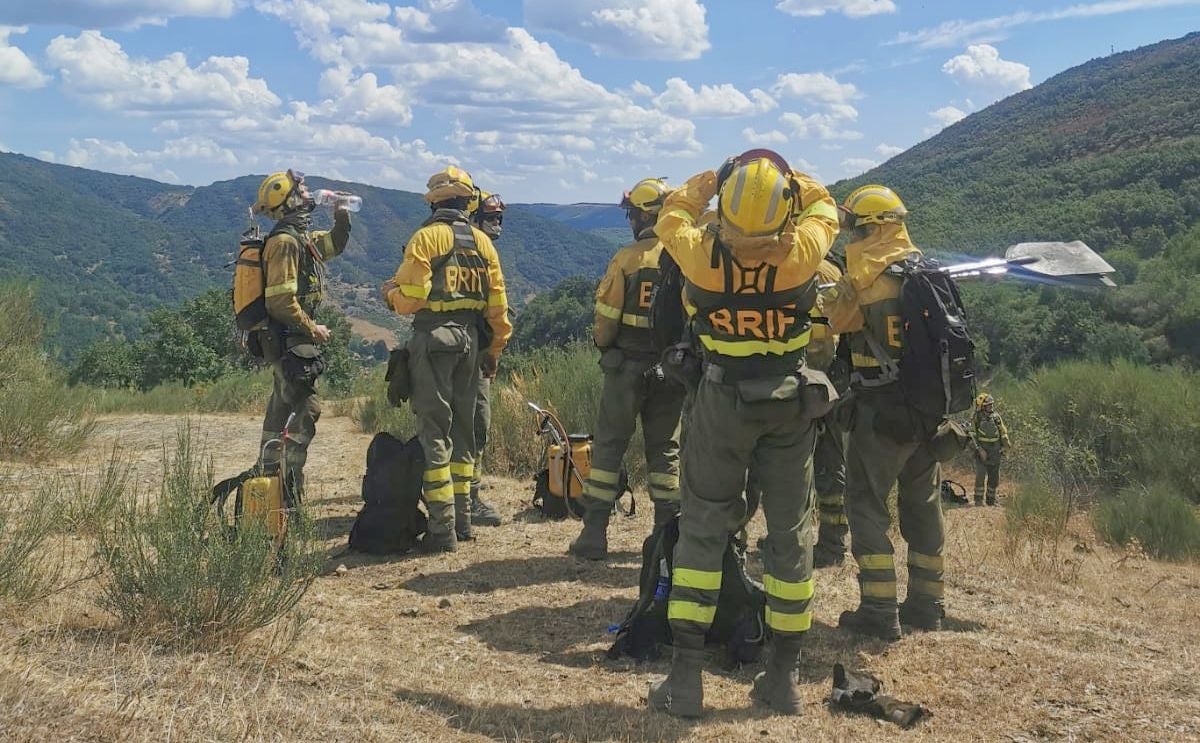 Medios aéreos y terrestres trabajan en las labores de extinción del incendio, cuyo origen se investiga, declarado en la madrugada de este lunes en el denominado Valle Estremero, e ntre los municipios leoneses de Riaño y Boca de Huérgano.