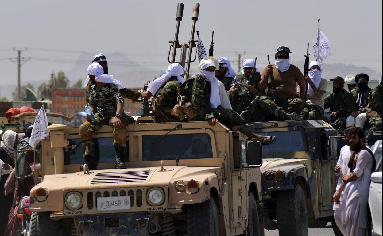 Desfile de los talibanes por las calles de Kandahar con los vehículos militares de los ejércitos afgano y estadounidense en Afganistán.