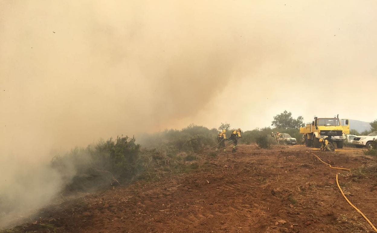 Bomberos en las labores de extinción del incendio en Boca de Huérgano