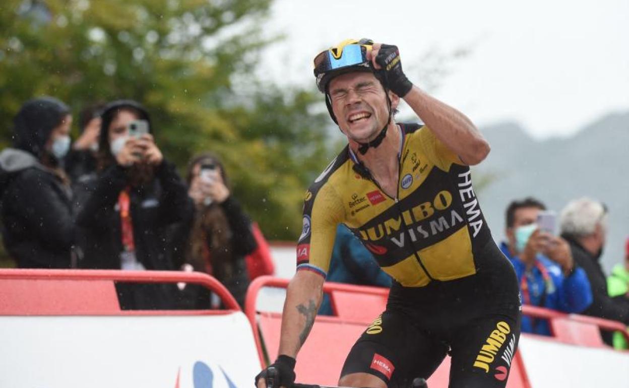 Primoz Roglic celebra su épica victoria en los Lagos de Covadonga.