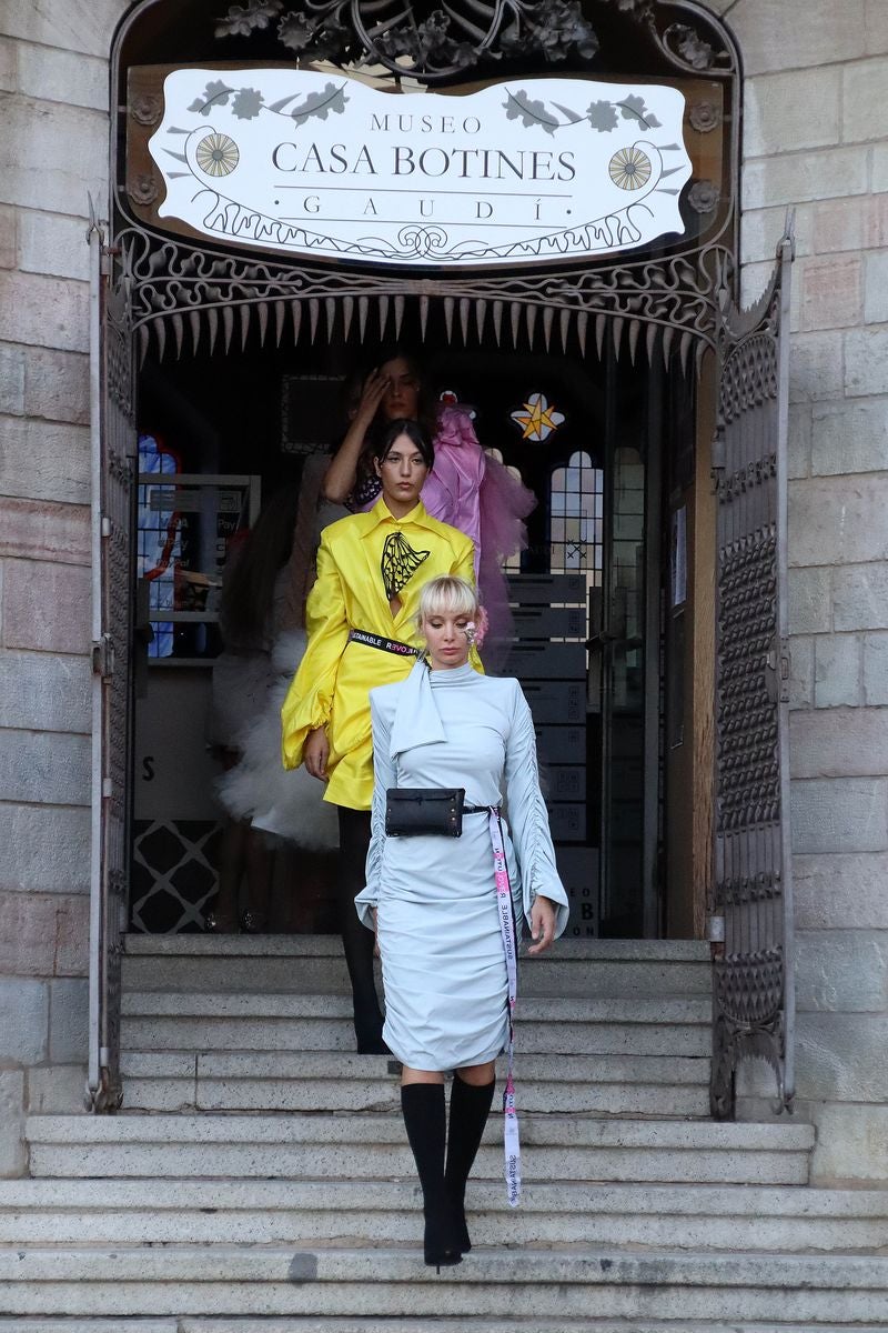 La diseñadora leonesa graba su desfile para Pasarela de la Moda de Castilla y León en el edificio Botines y el Palacio de los Guzmanes | Su frenética actividad se suma a la elaboración del vestuario para la Joven Compañía de Castilla y León. 