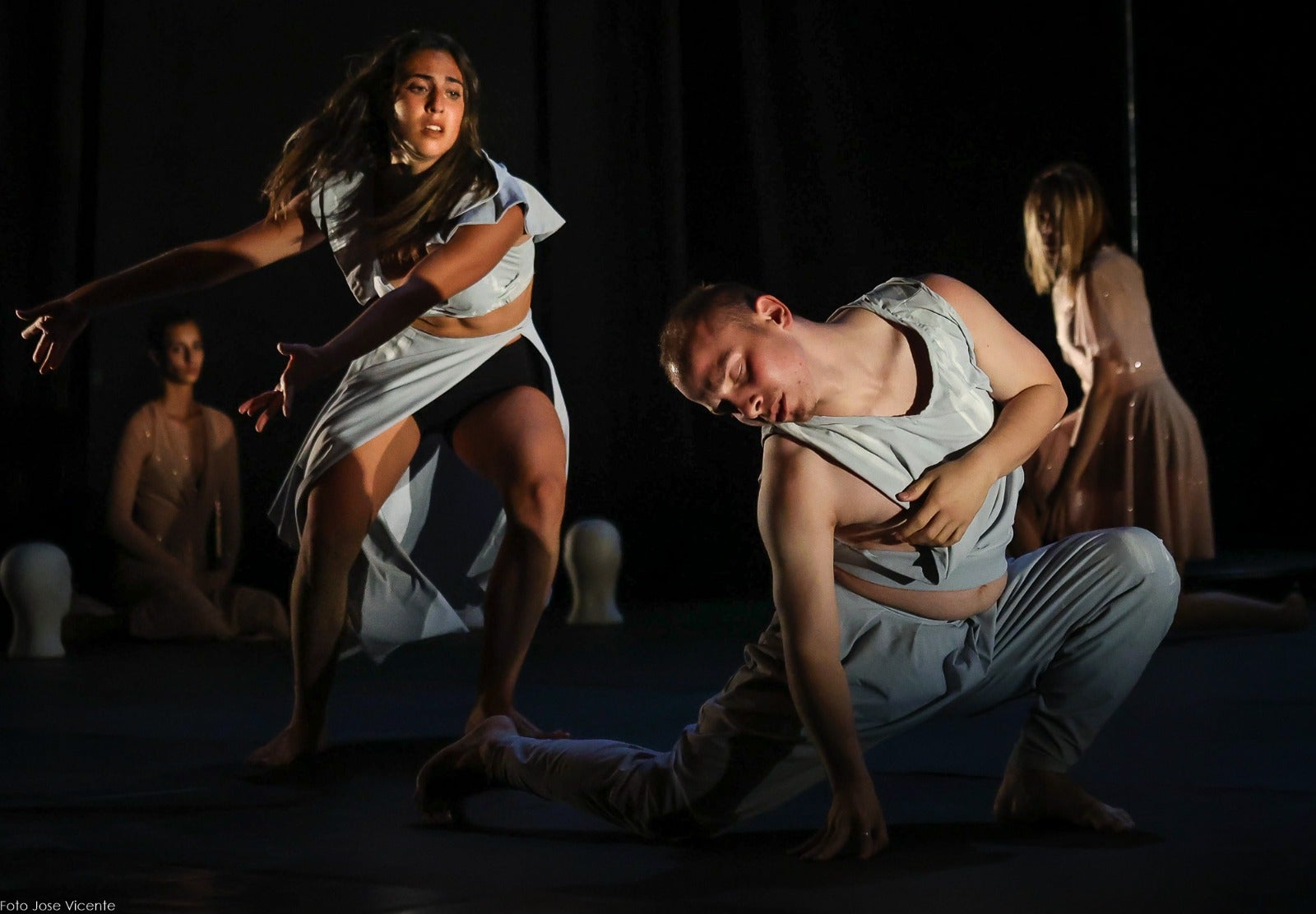 La diseñadora leonesa graba su desfile para Pasarela de la Moda de Castilla y León en el edificio Botines y el Palacio de los Guzmanes | Su frenética actividad se suma a la elaboración del vestuario para la Joven Compañía de Castilla y León. 
