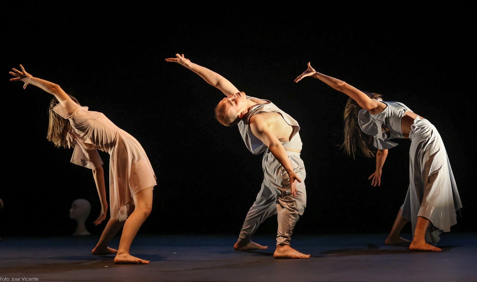 La diseñadora leonesa graba su desfile para Pasarela de la Moda de Castilla y León en el edificio Botines y el Palacio de los Guzmanes | Su frenética actividad se suma a la elaboración del vestuario para la Joven Compañía de Castilla y León. 