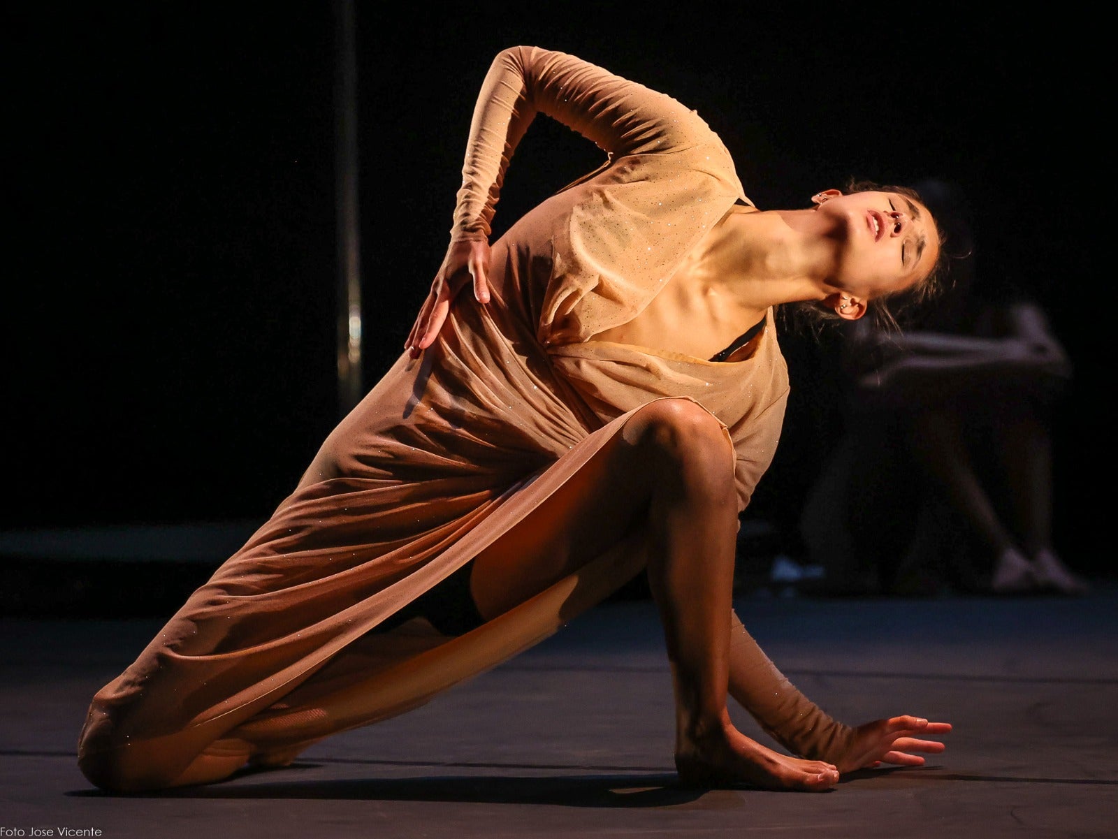 La diseñadora leonesa graba su desfile para Pasarela de la Moda de Castilla y León en el edificio Botines y el Palacio de los Guzmanes | Su frenética actividad se suma a la elaboración del vestuario para la Joven Compañía de Castilla y León. 