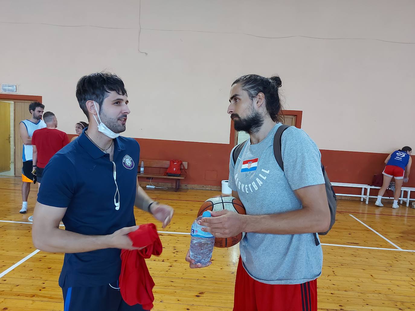 Imagen del entrenador de Reino de León, Álvaro Somovilla y el jugador Balaska.